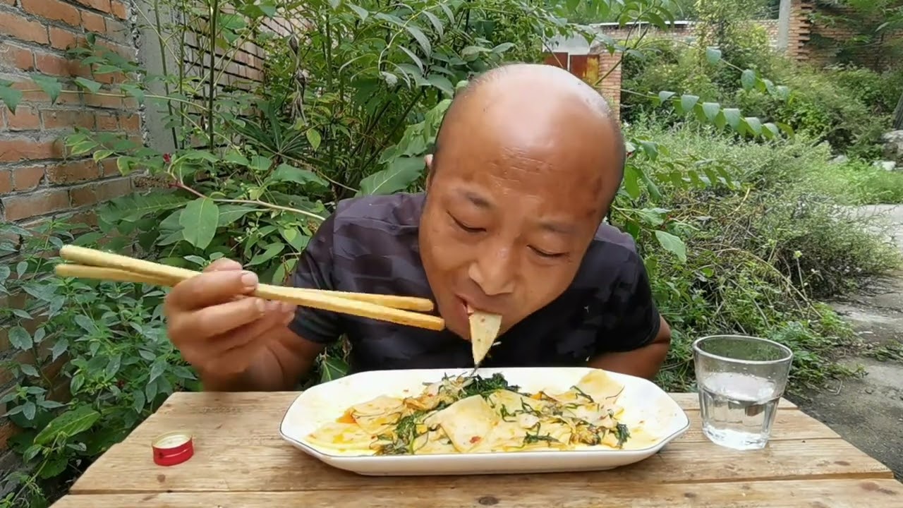 今天下午的一顿吃炒面片，就是这个散酒有点不太好喝 #我的乡村生活