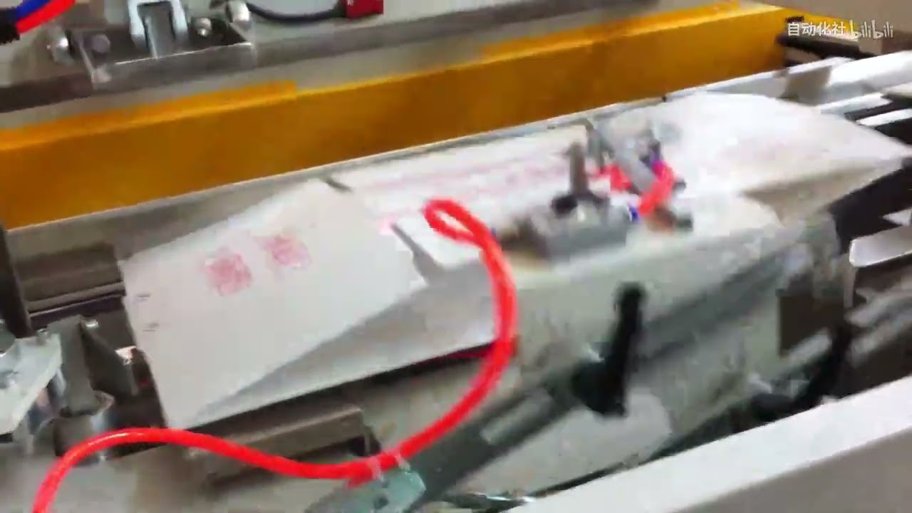 Horizontal carton opening machine opens cardboard boxes.