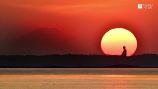 夕日に包まれる牛久大仏
