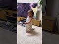 よちよちではなく、よたよた歩きの赤ちゃん👶