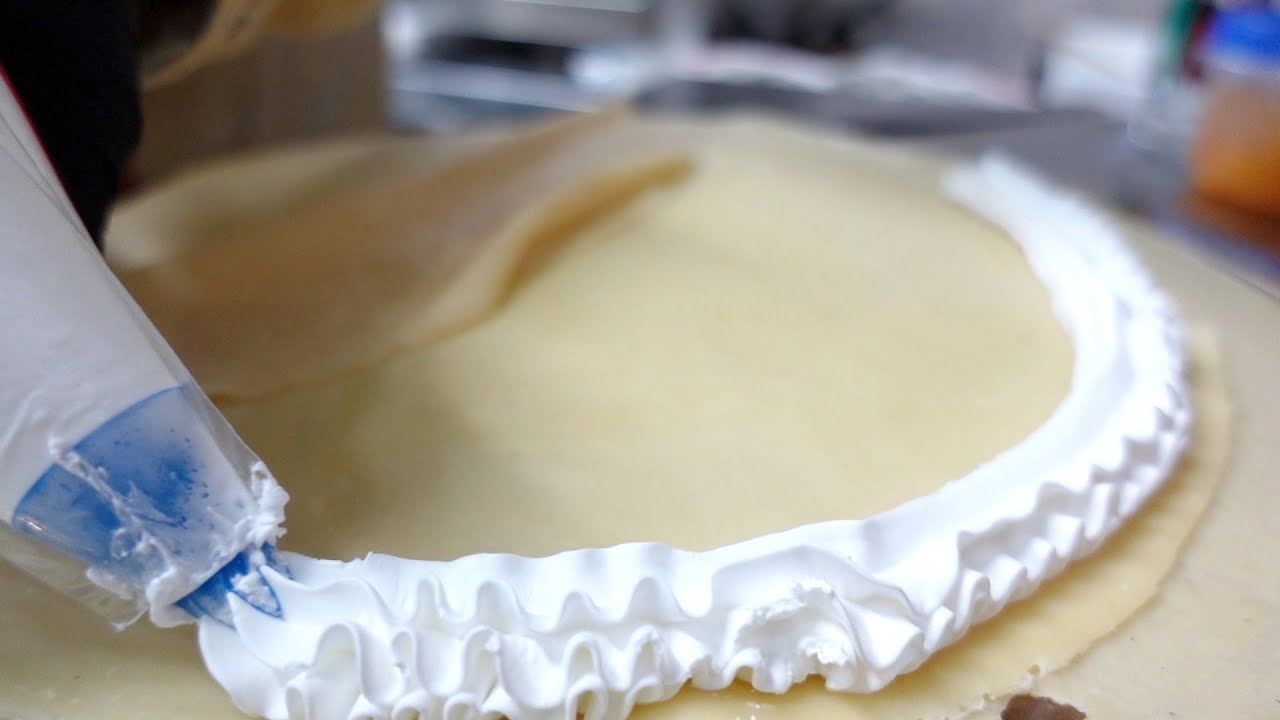 見てるだけで幸せ！関西で見つけた高級シャインマスカットをたっぷり載せた幸せクレープたち