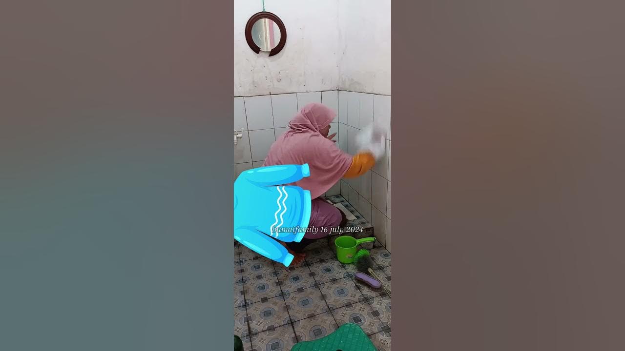 Ngintip teler bank lag pipis berbaju biru. Tetangga mandi. Celdam nyeplak. Tetangga mandi. Intip abg mandi telanjang.