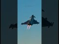 Истребитель Eurofighter Typhoon взлетает вертикально в воздухе — невероятная мощь🔥