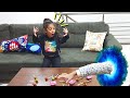 Miranın tatlı şekerlerini Sıla sihirli elleriyle alıyor | Eğlenceli Çocuk Videosu