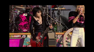 Miley Cyrus & Joan Jett - I Hate Myself for Loving You (Super Bowl)