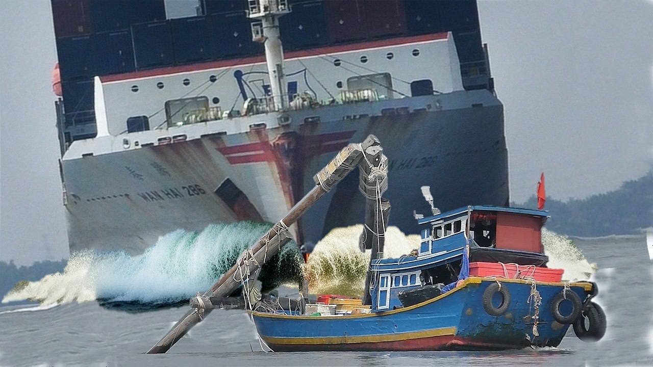 Massive Container Ship Turning Right in Front of Fishermen #shipspotting