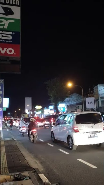Jalan Teuku Umar - Denpasar, Terpantau macet malam ini.