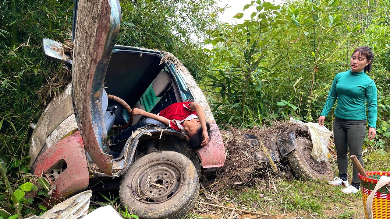 Repairing a VINAXUKI motorcycle with damaged rear brakes after it plunged into a ditch. (Genius Girl
