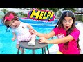 SARAH BRINCA COM SEU BEBÊ REBORN NA PISCINA