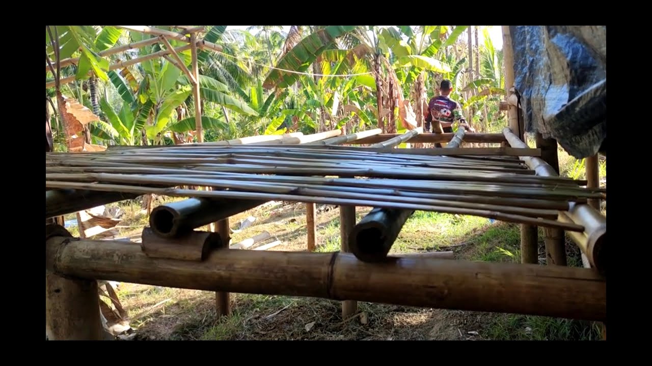 Kyllästetään terassi pontikalla ja seinät vesivärillä. Mopon iskari rikki.