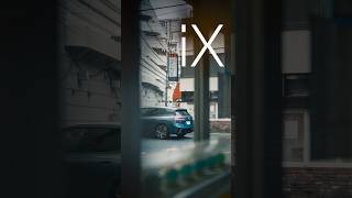 下町とニューBMW iX。