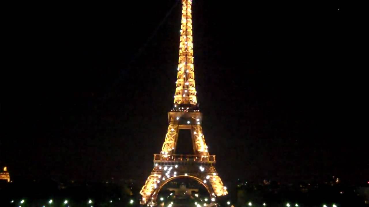The Eiffel tower lights up - YouTube