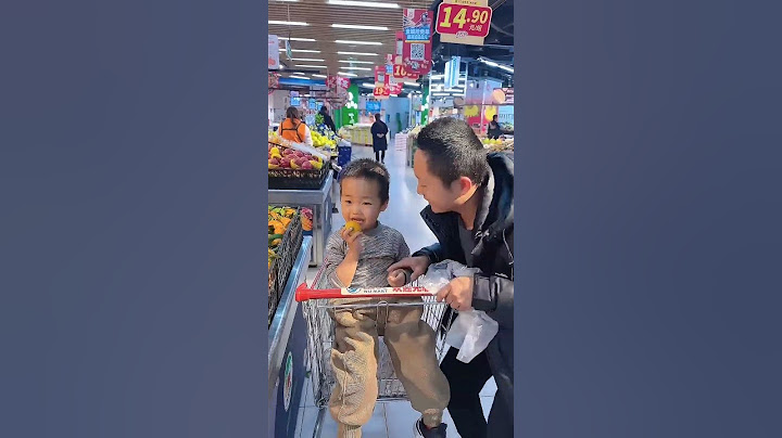 小米宝逛超市，边吃爸爸边付钱#呆萌小米宝#萌娃#熊孩子