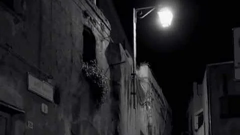 Chi sei tu che schermato dalla notte?