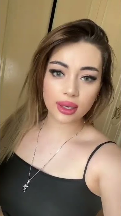 Үлкен сиськи бар қызыл шашты сәбиді кең жамбастарының арасына алады.