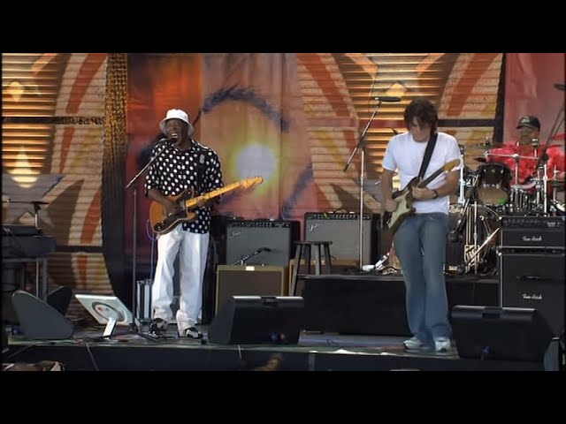 Buddy Guy u0026 John Mayer - What Kind of Woman Is This? (Live at Farm Aid 2005) class=