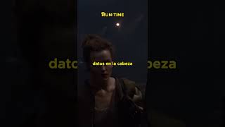 ¿QUÉ es lo que le PASA? 🧐 "Johnny Mnemonic" disponible en Runtime.tv 🎉