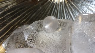 【kiriri】水晶とガラス玉の見分け方｜水晶は氷に吸い付くので一瞬で見分けることができます｜gemstone quartz