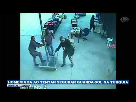 Vídeo: Homem Voa Sobre A Piscina