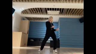 itzy's Ryujin choreography to 'time machine' by AliciaKeys screenshot 5