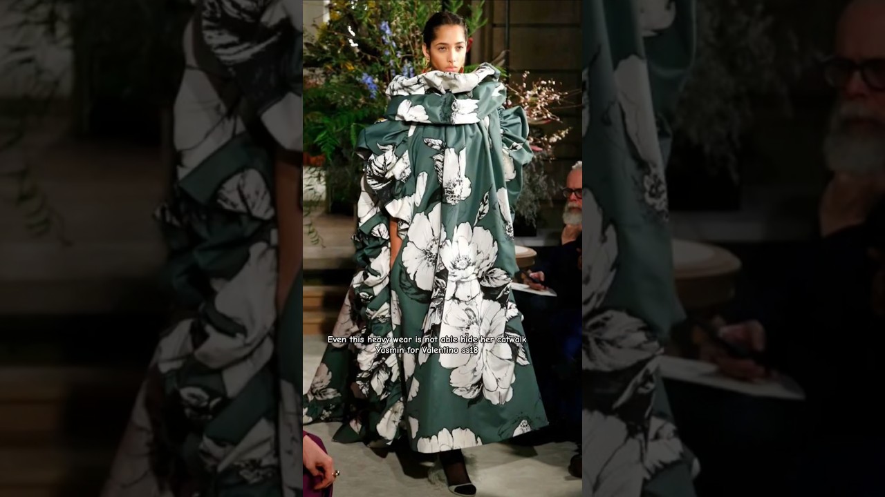 Даже эта плотная одежда не смогла скрыть ее дефиле Yasmin 4 Valentino весна-лето 2018 