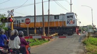KERETA NGEBUT DI PERLINTASAN‼️PERLINTASAN KERETA API DENGAN ALARM CERAMAH KHAS KABUPATEN BATANG