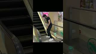 Facts  Escalator पर चढ़ते वक्त ये गलती कभी मत करना  Never Make This Mistake On An Escalator |#shorts