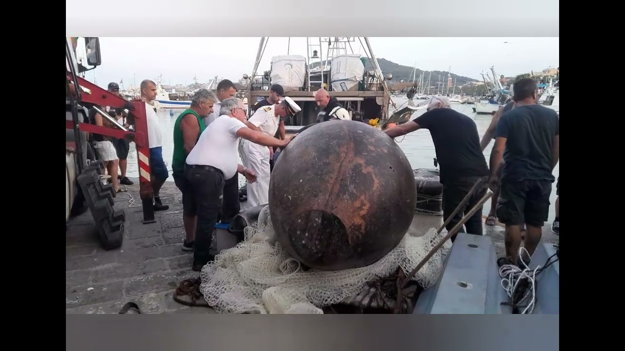 Gaeta - Il peschereccio Attila recupera in mare due dolia in mare e le porta in porto. 