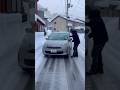 【雪道ハプニング】氷を削っていたら車が…！止めようとして豪快に転倒する悲惨な運転手