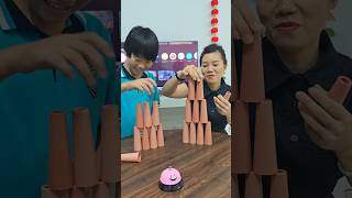 母子俩比赛垒积木。看看谁快。家庭游戏。 #funny  #解压 #親子生活