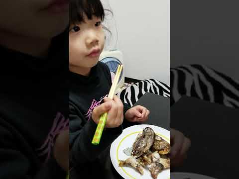 魚の目玉を食べる子供 好物らしい Youtube