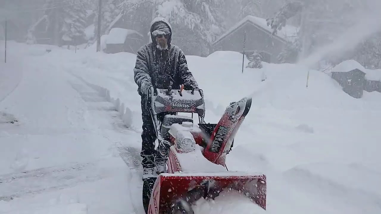 HONDA HSS928 Snowblower VS MASSIVE Lake Tahoe SNOWSTORM!