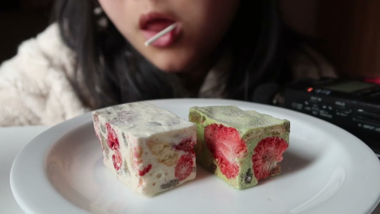 ASMR | 轻语咀嚼音Whisper and chewing sounds | 棒棒糖和牛轧糖🍭打发时间的方式们【1】 Chatting about the ways I pass the time