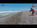 Il jette son leurre  la mer et regarde la surprise quil a eue  pche  la plie sur la plage