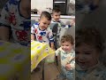 Si fa il giro del tavolo 🤭🤭❤️il furbetto😍