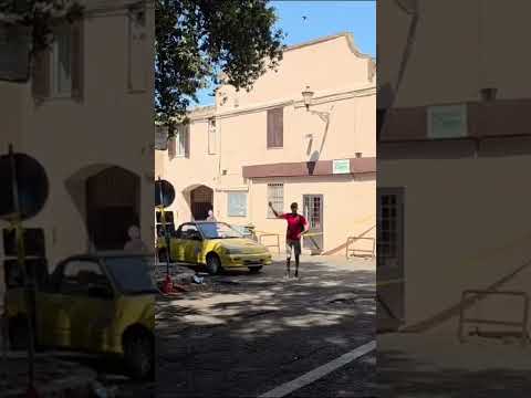 Video Colosseo maranza mancano di rispetto a Roma Ci andiamo, ci prendono a sassate ma...