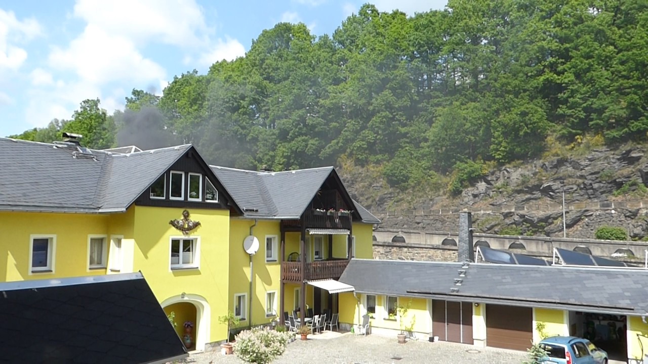 Abfahrt vor Felskulisse mit 99 1734