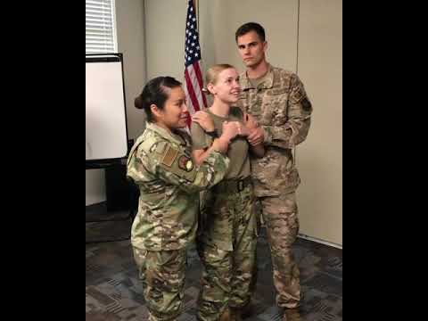 Video: US Army Servicewoman redder 