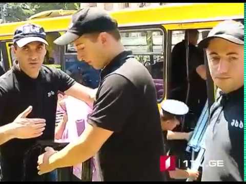 რუსთაველის გამზირზე კარვები საავტომობილო გზიდან გადაიტანეს და ავტომანქანების მოძრაობა განახლდა