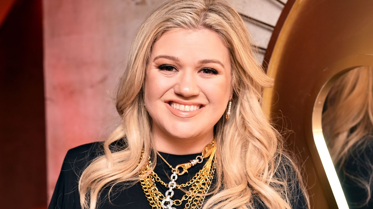 Kelly Clarkson Reflects On 'Challenging, Overwhelming' Year