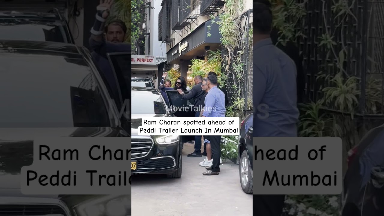 #RamCharan poses with injured hand as he gets spotted in Mumbai #MovieTalkies