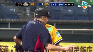 20130919 CPBL 獅vs象 2下 張志豪離開打擊區才碰到自己打的球 直接被判定妨礙守備 出局!