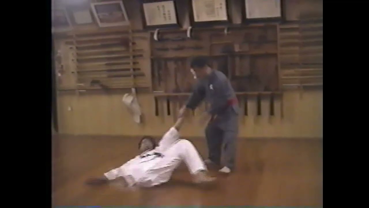 西原道場からみ手の稽古風景です。　これは、琉球王府時代の大筑の逮捕術です。