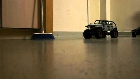 Traxxas Slash vs Axial Scx10 JK (2).MOV
