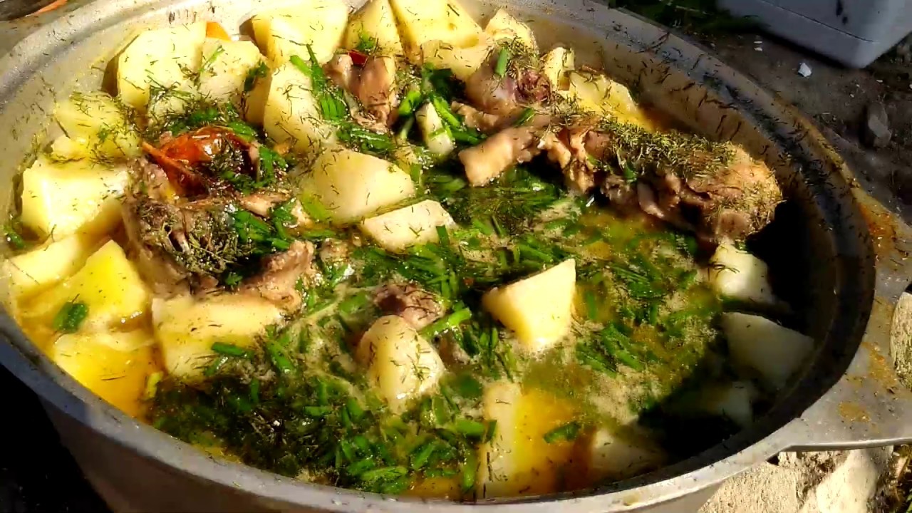 Курица с картошкой в казане на костре. Тушёная картошка с курицей в казане. Жаркое из курицы с картошкой в казане. Картошка с мясом в казане.