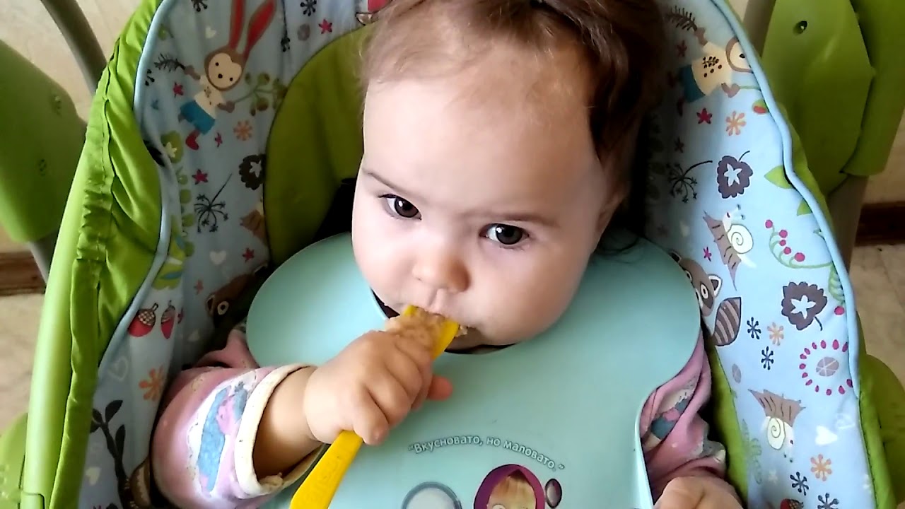 Амелия держит ложечку со вкусным пюре. Или "Когда вводить в прикорм ...