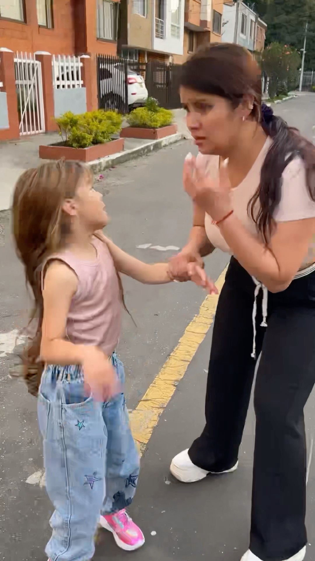 Nos vieron arrancando las flores del vecino ??#humor #cosasdefamilia #comedia #shortviral