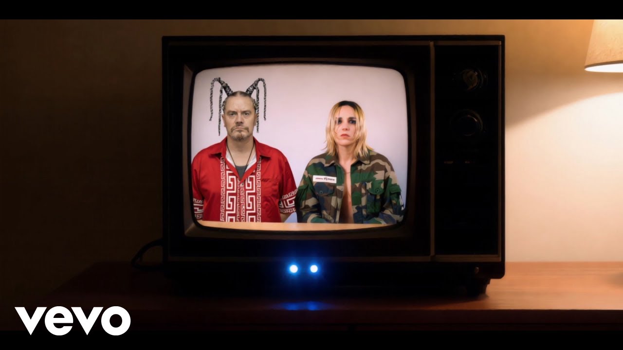 Jehnny Beth - Look At Me (ft. Mike Patton)