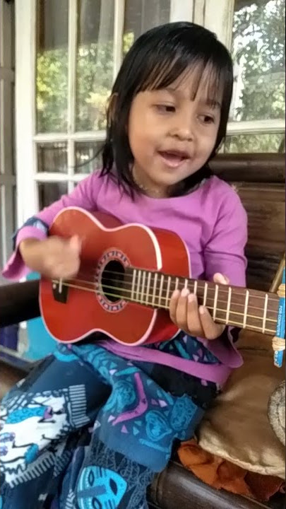 3 T4HUN BELAJAR MAIN GITAR SAMBIL NYANYI,,😂😂😂