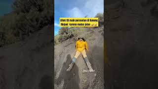Atiek CB main perosotan di Gunung Rinjani